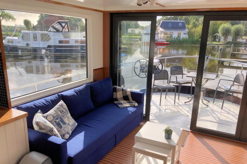 2_Holiday_Boatin_Woonkamer-houseboat