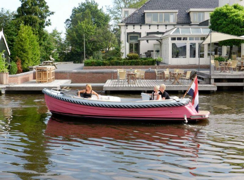 5_watersportbedrijf_turfskip_roze-sloep