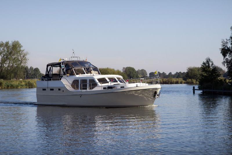 De-Schiffart-Yachtcharter-Wellness-Kotterjacht-Maxima-
